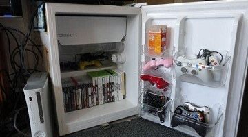 Kast det gamle kjøleskapet og annet tilbehør fra en foreldet enhet