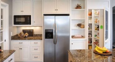 Hvorfor knirker kjøleskapet med lukket dør og hvordan du løser problemet